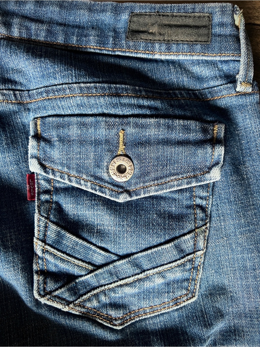 LEVI’s • 547 Platinum Flare Jeans 30” Waist Low Rise Y2K Medium Wash pocket flap - Picture 9 of 16
